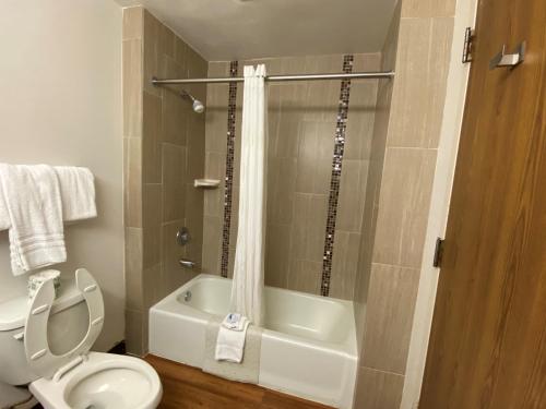 Guest House Inn Medical District near Texas Tech Univ - 화장실