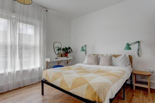 Hamra House - Handmade Furniture, Art & Parking!