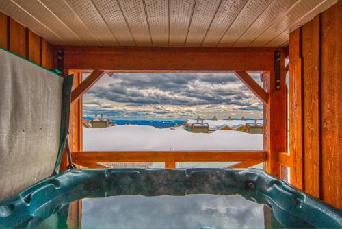 3 BR 3 Bath ski in ski out with private hot tub in Big White, Kanada
