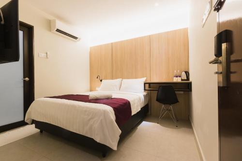 Queen Room image 5