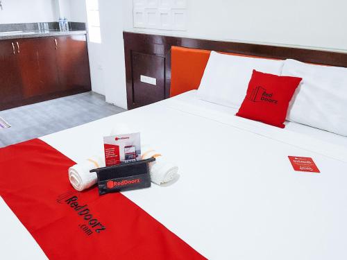 RedDoorz @ Caimito Drive Dampas Room Type - Deluxe Queen Room