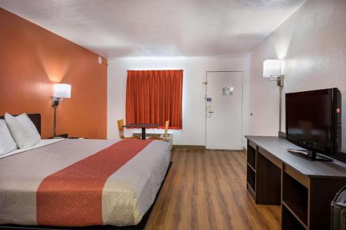 Motel 6-Opelika, AL Set in a prime location of Opelika (AL), Motel 6 - Opelika puts everything the city has to offer just outside your doorstep. The property features a wide range of facilities to make your stay a pleasa