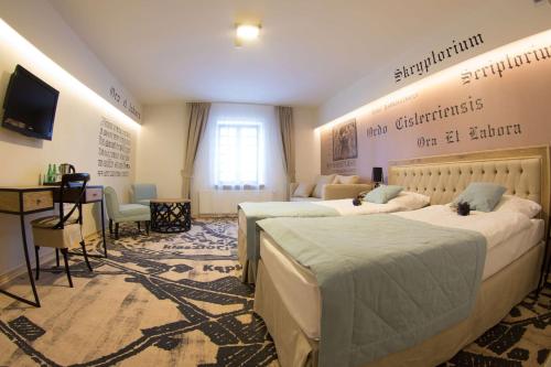 2 twin beds, 1 sofa bed