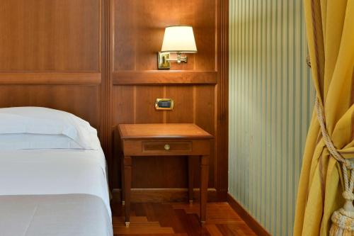 1 queen bed, 1 twin bed