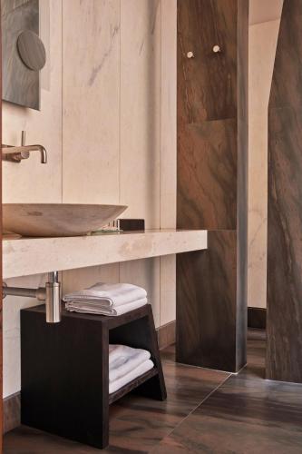 220470446 Hotel Monopol