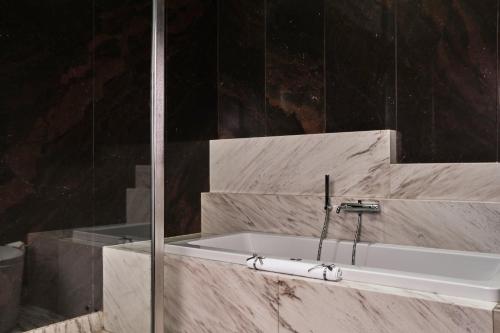 220470640 Hotel Monopol