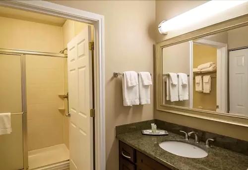 Staybridge Suites Covington - 샤워실