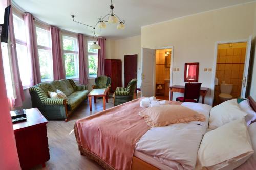 1 queen bed, 1 sofa bed