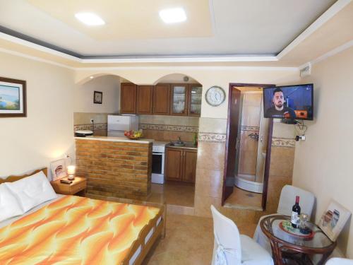 Comfort Studio with Terrace and Sea View room in Apartments Klakor