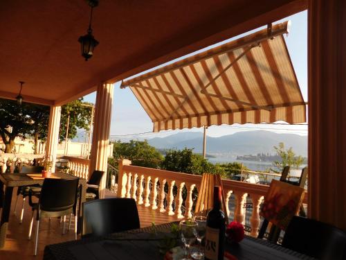 Two-Bedroom Apartment with Balcony and Sea View image 5