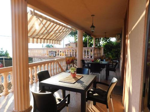 Two-Bedroom Apartment with Balcony and Sea View image 3