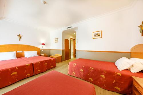 Hotel Santo Amaro The 2-star Hotel Santo Amaro offers comfort and convenience whether youre on business or holiday in Fatima. Featuring a complete list of amenities, guests will find their stay at the property a comfo