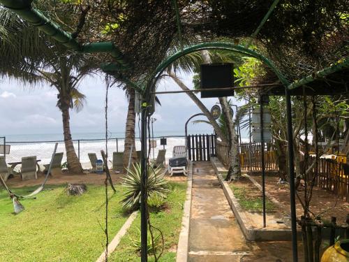 Sira's Chalets in Mirisa