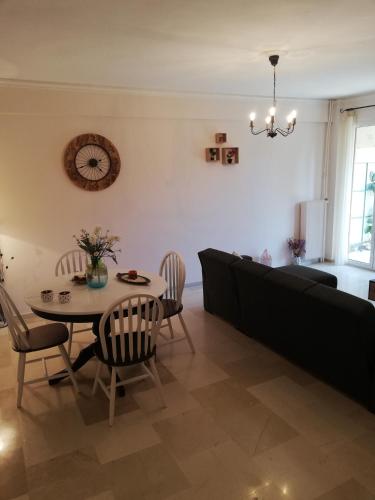  5min walk to Metro Station in Athen