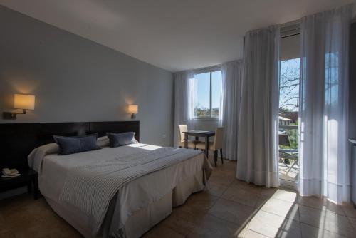 Destinar Apart Dock de Mar is conveniently located in the popular Carilo area. The property has everything you need for a comfortable stay. Service-minded staff will welcome and guide you at Dock de Mar. Guestrooms 