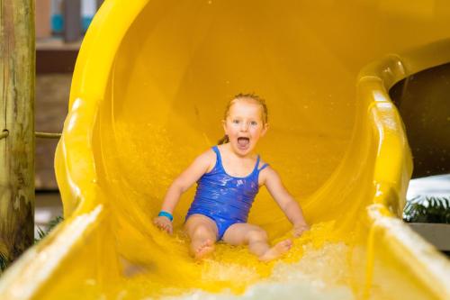Hope Lake Lodge & Indoor Waterpark in Cortland, USA