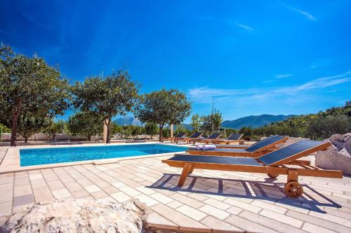  Villa My Stone private 24m2 pool, gym, billiards, 5 bedrooms, max 12 person, Pension in Blato na Cetini bei Blato na Cetini