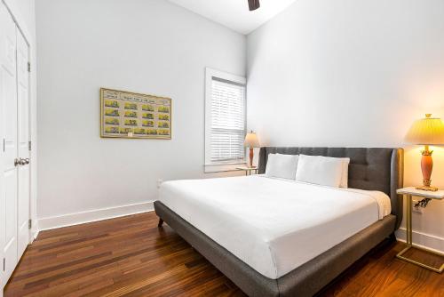 Cozy and Charming House with Luxury Amenities - image 4