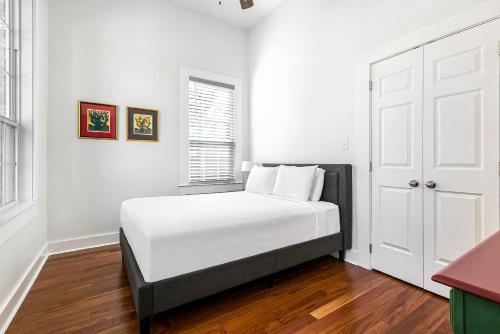 Cozy and Charming House with Luxury Amenities - image 6
