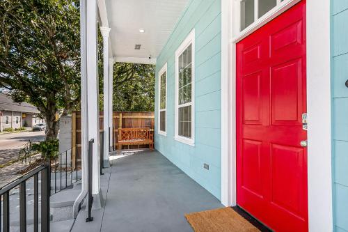 Cozy and Charming House with Luxury Amenities - image 7