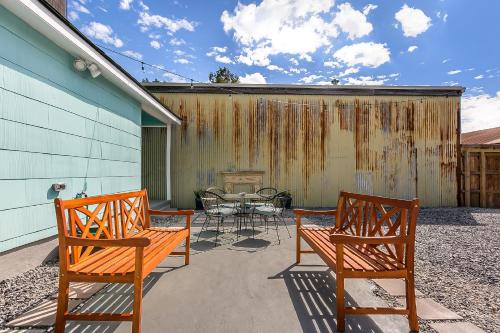 Cozy and Charming House with Luxury Amenities - image 8