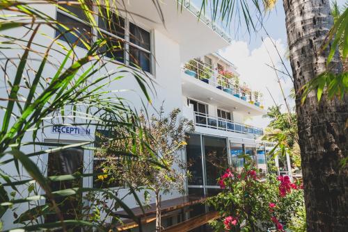 Numero Uno Beach Apartments - image 7
