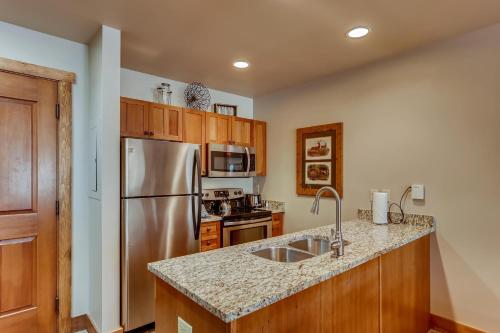 Premier Red Hawk Lodge 2 Br~Walk To Slopes~Kids Ski Free Condo - image 5