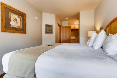 Premier Red Hawk Lodge 2 Br~Walk To Slopes~Kids Ski Free Condo - image 6