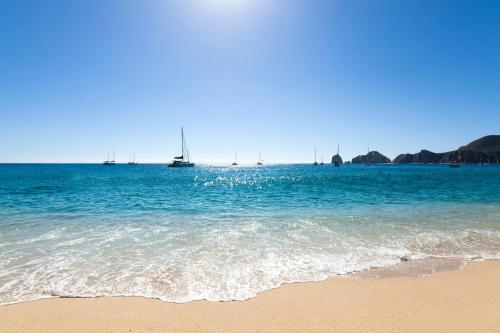 VLE- 1302-OCEAN FRONT RESORT- WALKING DISTANCE TO TOWN! SWIMMABLE BEACH!