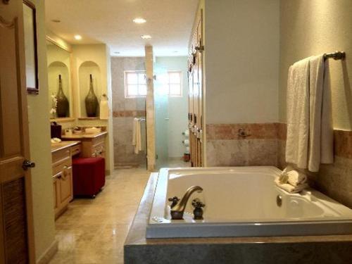 VLE-3402-OCEAN FRONT RESORT- WALKING DISTANCE TO TOWN! SWIMMABLE BEACH!