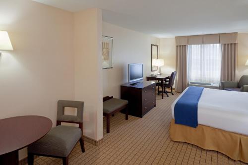 Holiday Inn Express Hotel & Suites Rochester an IHG Hotel - image 3