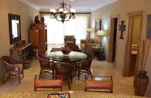 VLE- 1604-OCEAN FRONT RESORT- WALKING DISTANCE TO TOWN! SWIMMABLE BEACH!