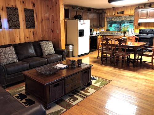 Bearly Rustic Cabin - image 7