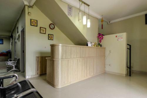 Lobby, RedDoorz Plus near Lippo Cikarang Mall near Hop Hop the Bubble Drinks