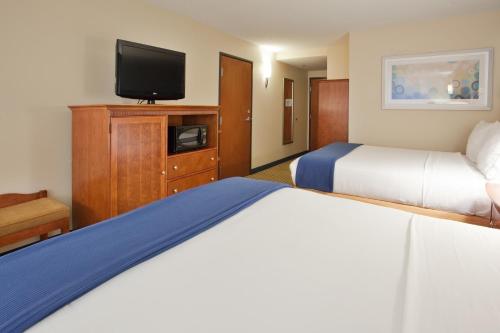 Holiday Inn Express Hotel & Suites Fredericksburg, an IHG Hotel