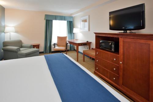 Holiday Inn Express Hotel & Suites Fredericksburg, an IHG Hotel