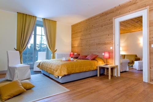 1 queen bed, 1 sofa bed