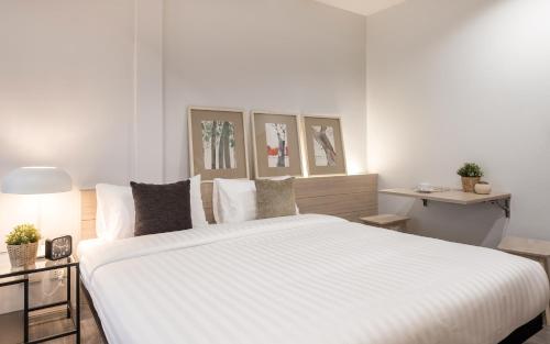 Superior King Room image 7