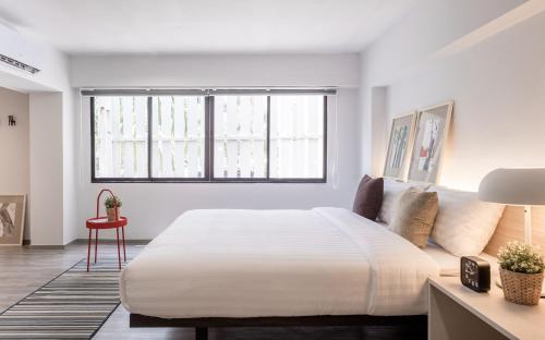 Deluxe Twin Room image 2