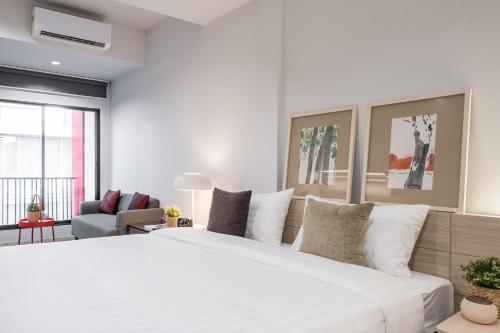 Superior King Room image 6