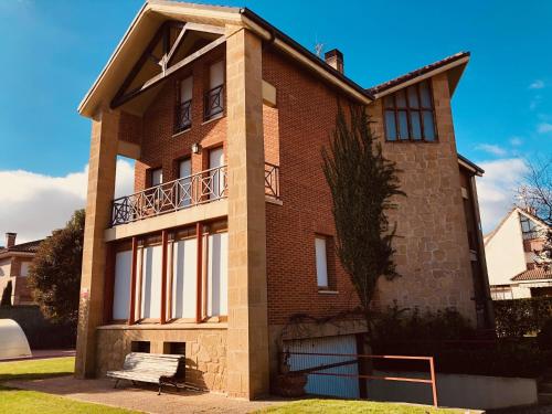  Preciosa casa independiente con piscina cubierta y gran jardín privados in Haro