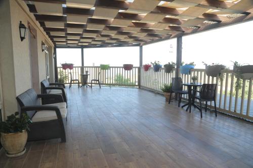 Létesítmények, Lakeside Terrace in Neot Golan