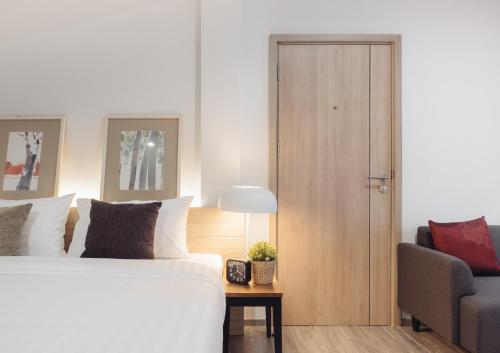 Standard King Room image 2