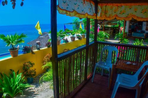 Bamboo Beachhouse in Malabuyoc