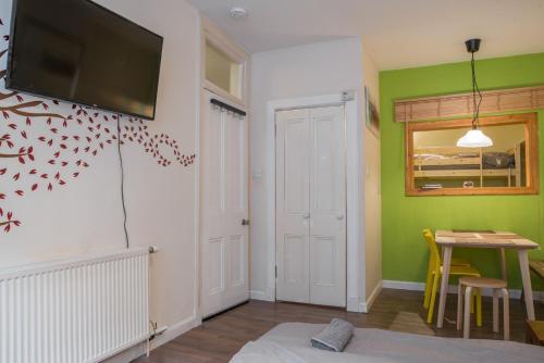 Edina * Bright City Centre Apartment, Edinburgh, Edinburgh and the Lothians