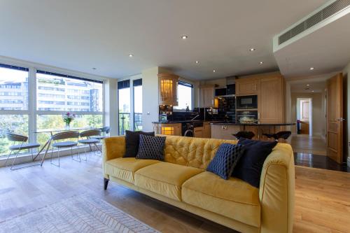 Thames View Apartment, Imperial Wharf, Parsons Green, London