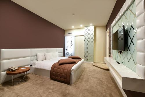 1 king bed, 1 sofa bed