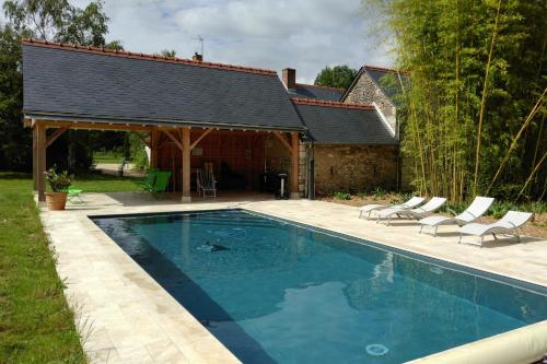 Swimming pool, Le gite de l'Hermine - La Blinerie in Sambin
