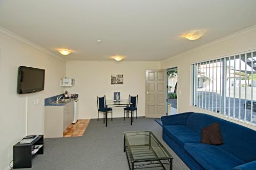 Gateway Motor Inn Gateway Motor Inn is perfectly located for both business and leisure guests in Mount Maunganui. Featuring a complete list of amenities, guests will find their stay at the property a comfortable one. F