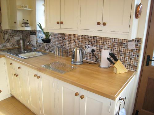 Measure Cottage - Sleeps 4 - Private Hot tub and garden in Wootton Wawen